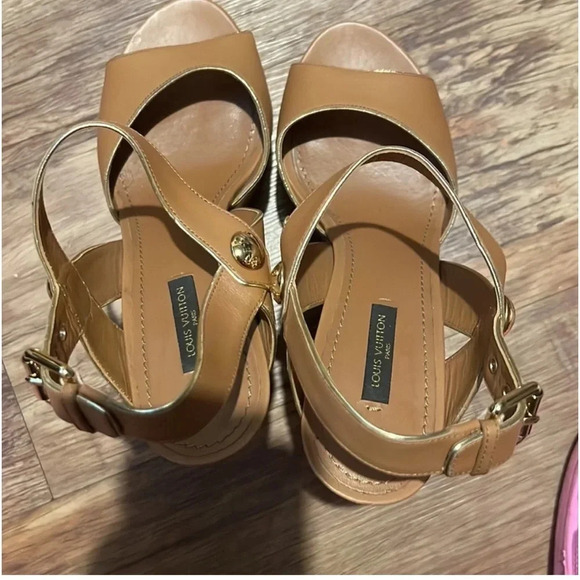- Authentic Louis Vuitton Tan Leather Metallic Wedge Sandals Size 38 - Picture 7 of 16